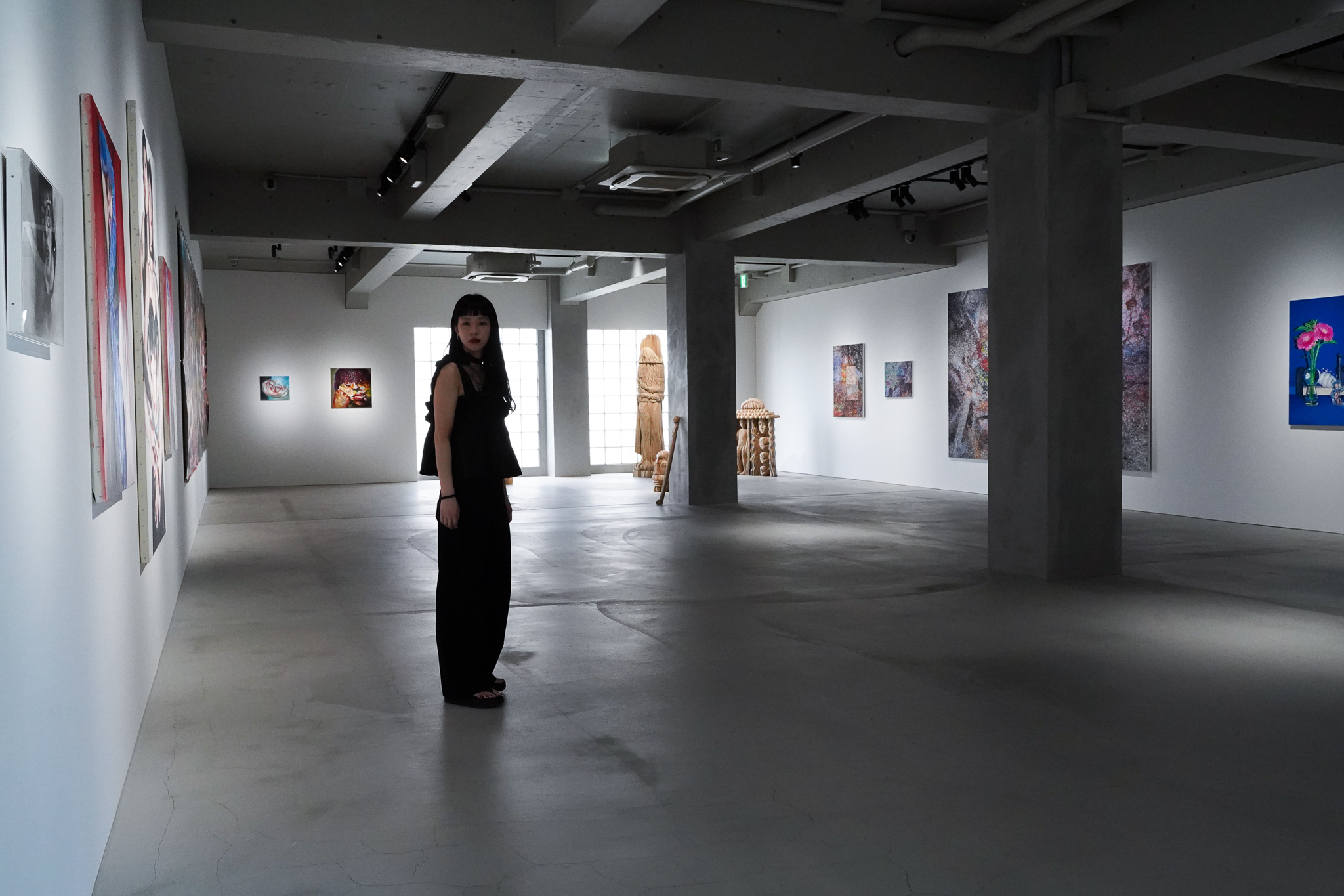 私は絵を描いてるよ、あなたは？』アーティスト・杉山日向子が自画像を