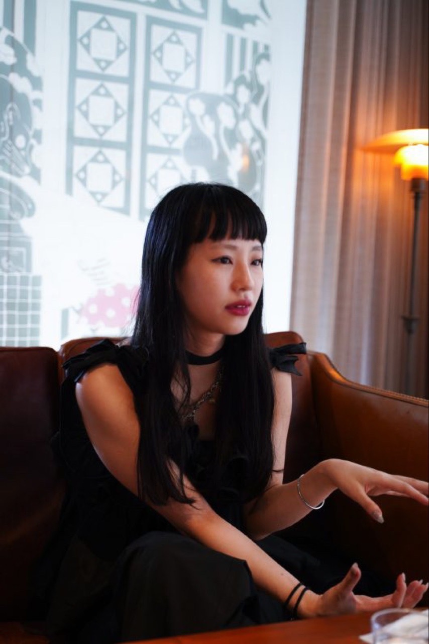 私は絵を描いてるよ、あなたは？』アーティスト・杉山日向子が自画像を